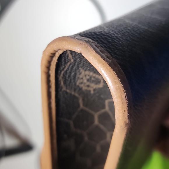 Christian Dior Honeycomb shoulder. The snap button have to press hard to snap - Picture 16 of 16